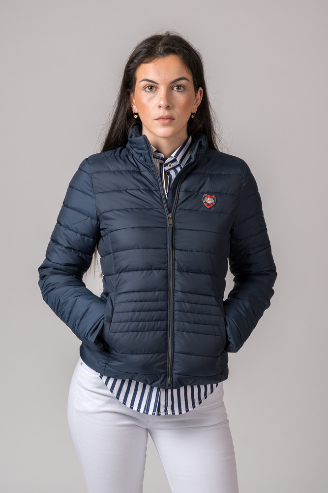 Casaco azul-escuro acolchoado com emblema no peito esquerdo