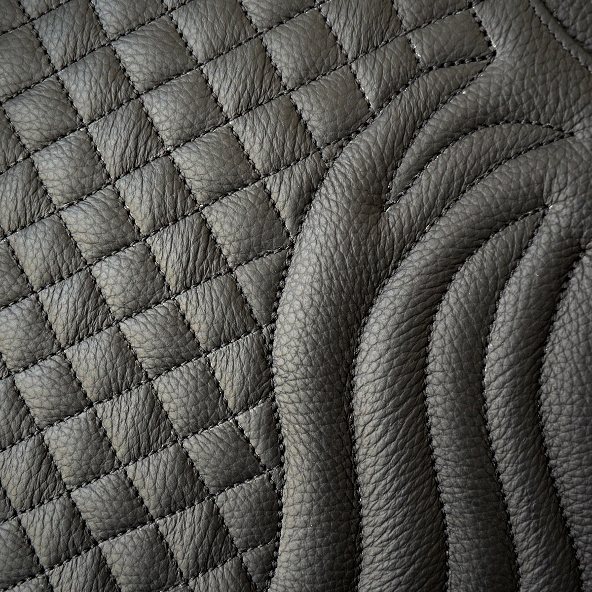 Pele preta com padrões matelassados e ondulados