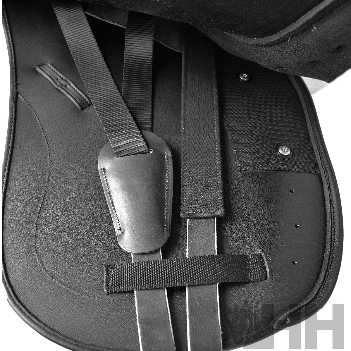 Sela de cavalo preta com alças e detalhes em couro