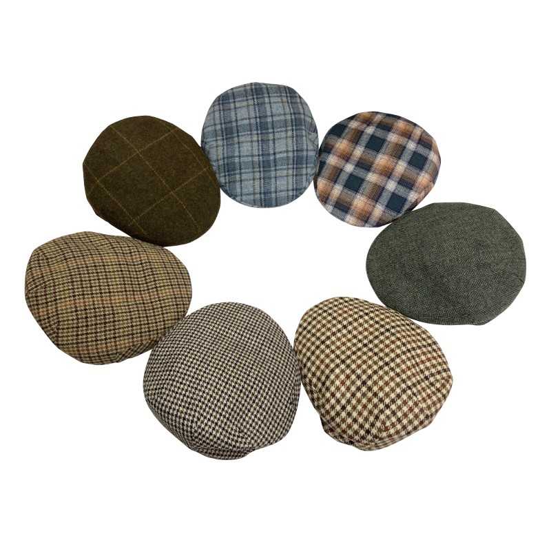 Conjunto de sete boinas em padrões de tecido xadrez e cores variadas