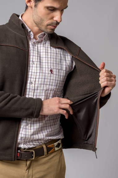Homem com camisa de quadrados e casaco castanho aberto mostrando interior felpudo