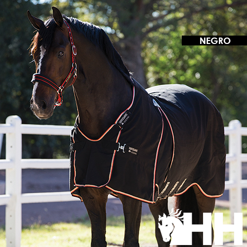 Cavalo com manta preta de bordas cor de laranja e logo HH