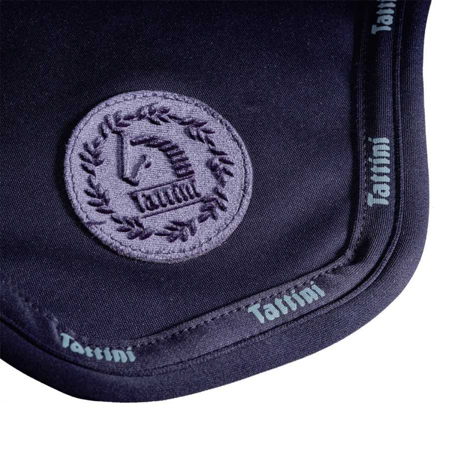 Produto têxtil azul escuro com emblema bordado de cavalo e texto Tattini nas bordas