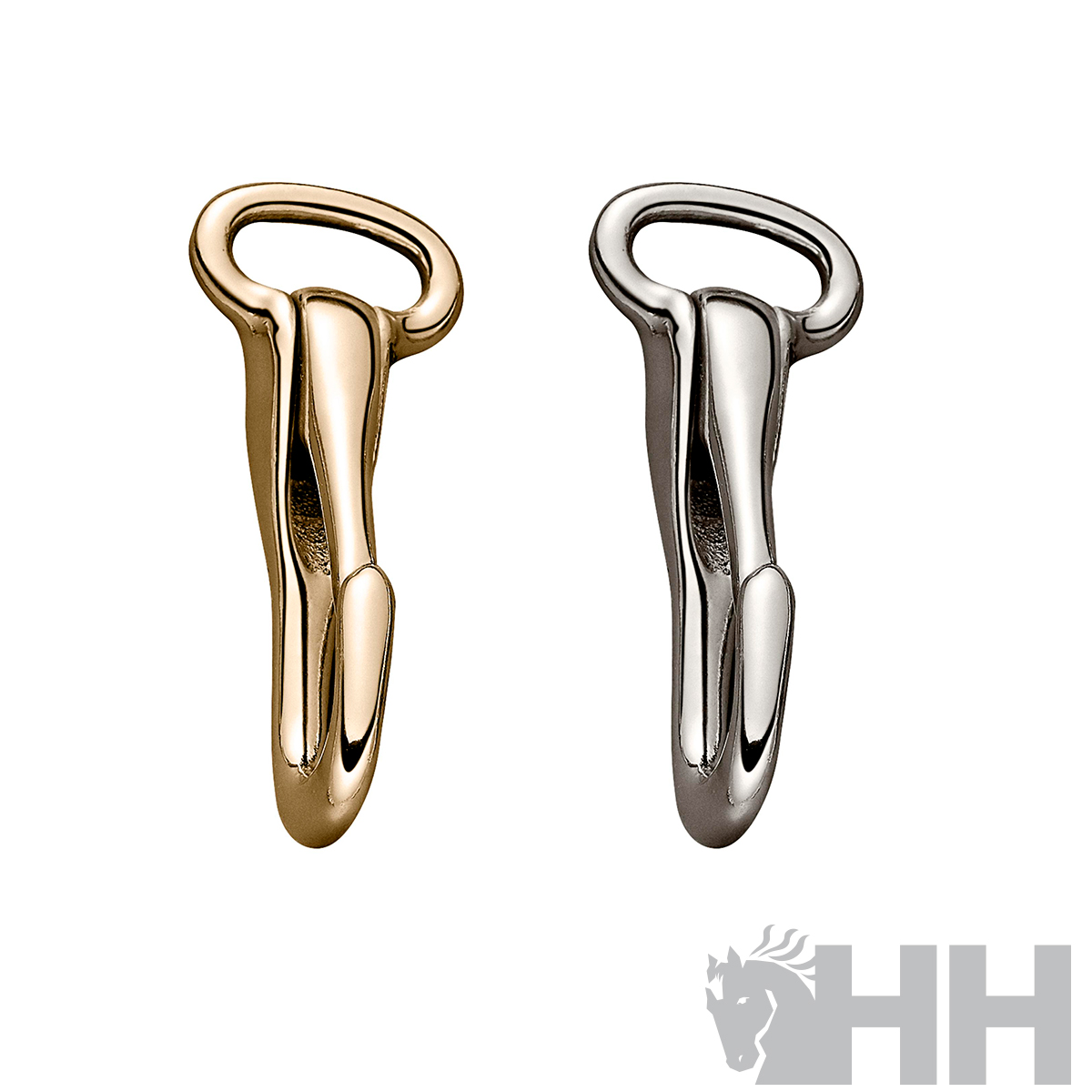 Dois mosquetões metálicos, um dourado e um prateado, sobre fundo branco