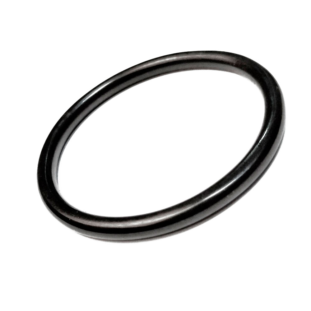 Anel O-ring preto elástico em fundo branco