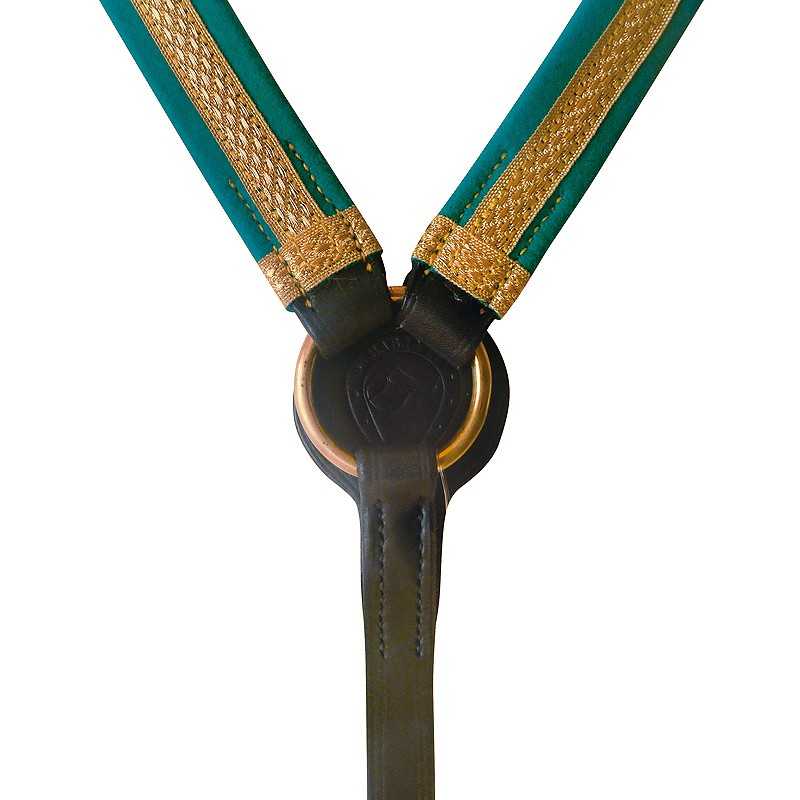 peça de arreio com couro preto, tecido verde, renda dourada e peça metálica circular