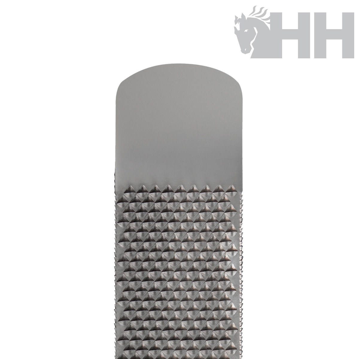 Raspador metálico prateado com textura de picos quadrados e logótipo HH cinzento