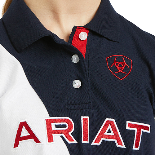 Polo azul escuro e branco com bordado 'ARIAT' vermelho e emblema vermelho no peito