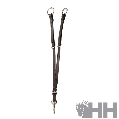 Tiras de pele castanha com argolas metálicas e fecho pendente sobre fundo branco
