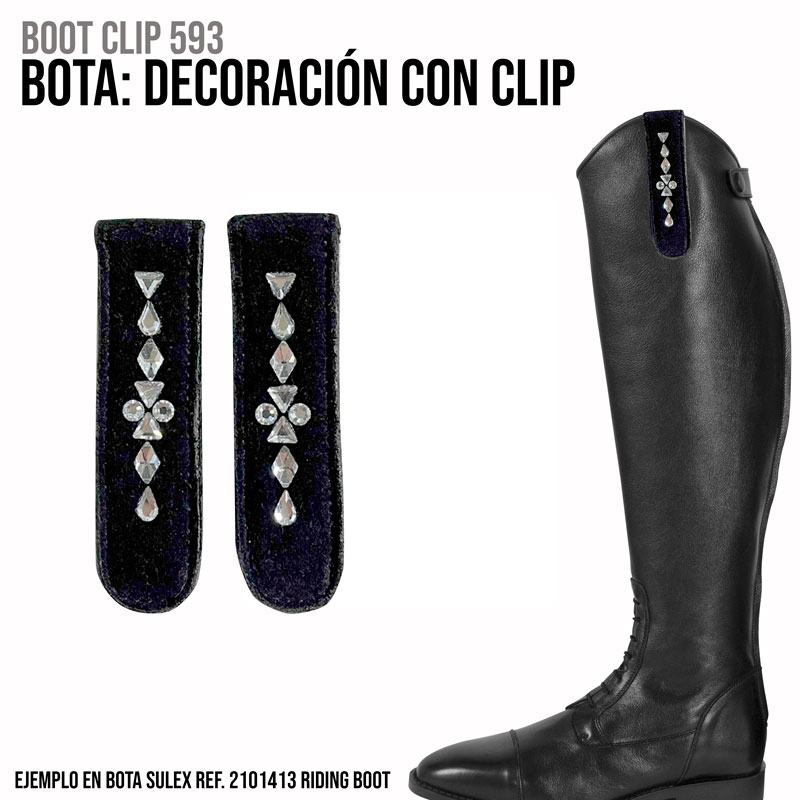 Decoração para bota com clip em veludo preto e pedras, mostrada ao lado de uma bota preta de couro com a decoração aplicada