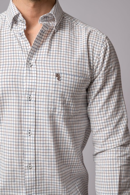 Camisa de homem branca com padrão de quadrícula azul e castanha, gola clássica e bolso no peito com monograma