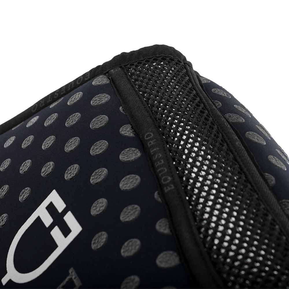 Bolsa preta com padrão de pontos cinzentos, faixa de malha preta e texto EQUIPAMENTO