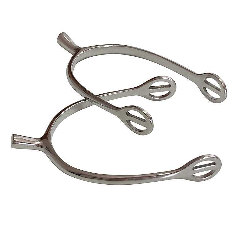 Espargidor metálico prateado com extremidades arredondadas e aberturas ovais