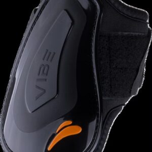 Proteção desportiva preta com logótipo laranja e texto VIBE.