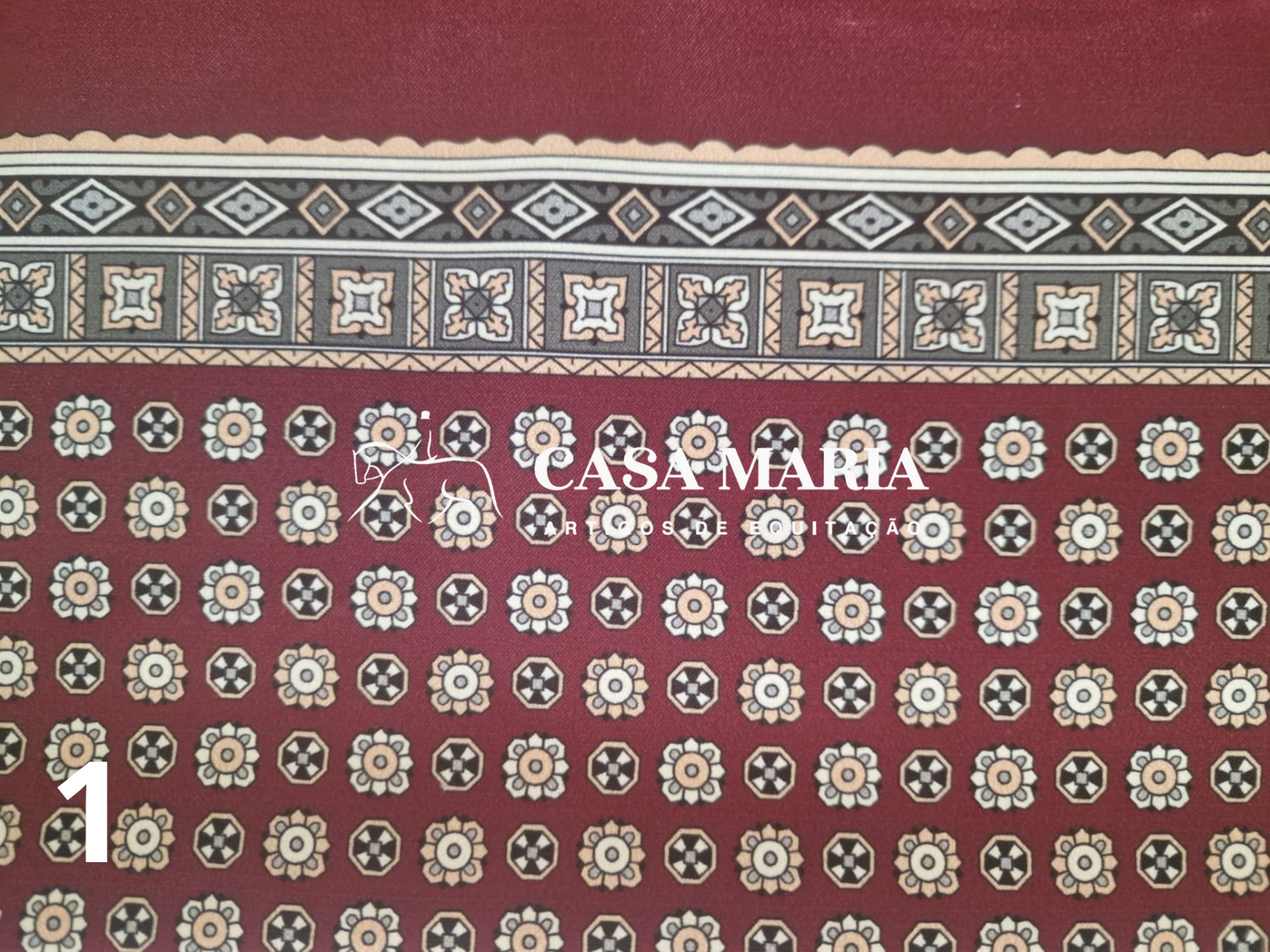 Tapete ou tecido decorativo vermelho com padrão floral e geométrico e texto Casa Maria