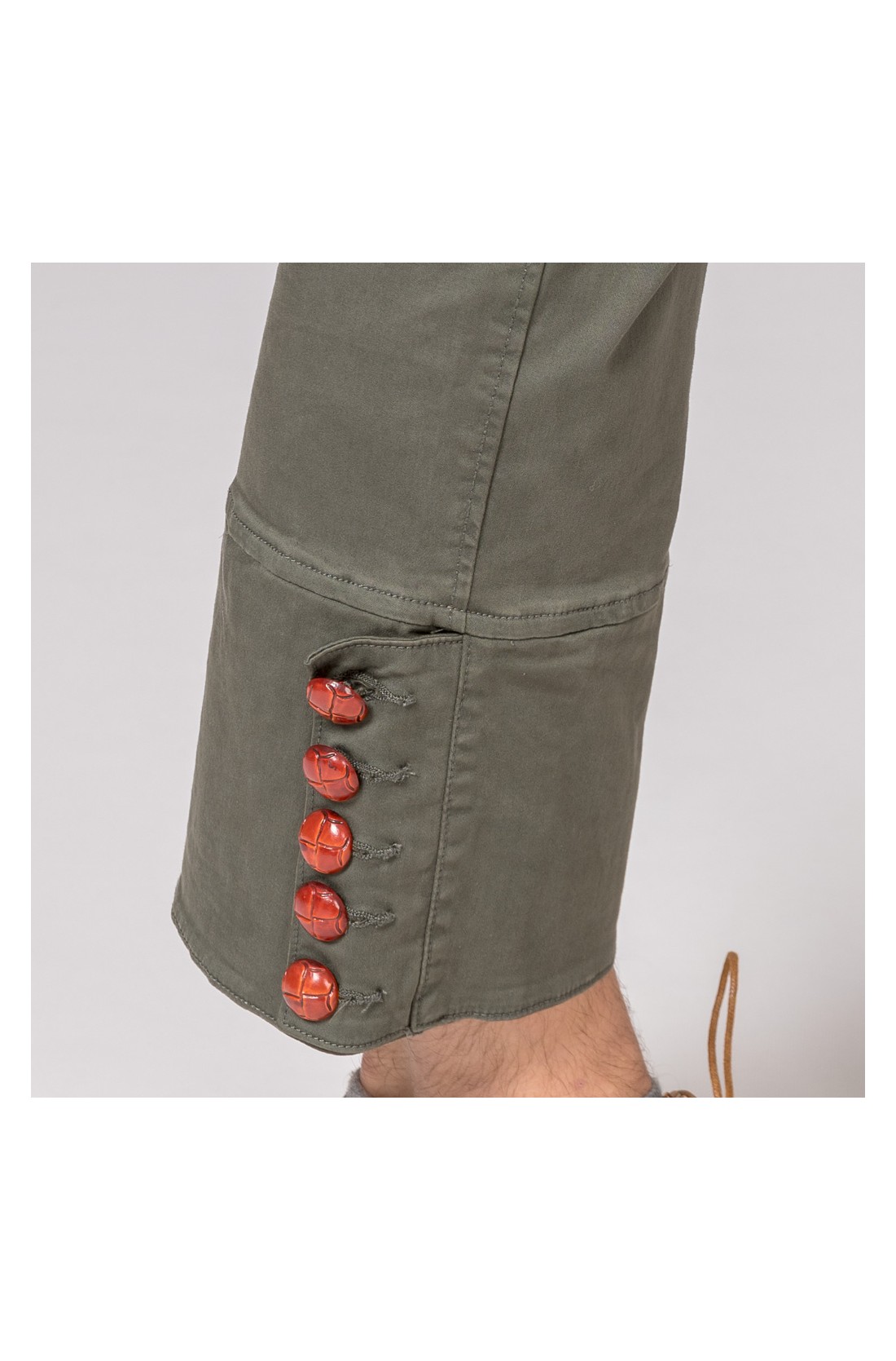 Calça verde-oliva com botões cobre na perna