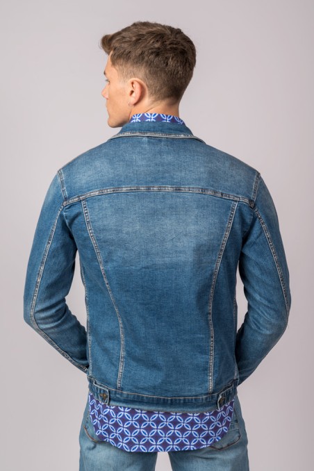 Casaco de ganga azul médio visto de costas