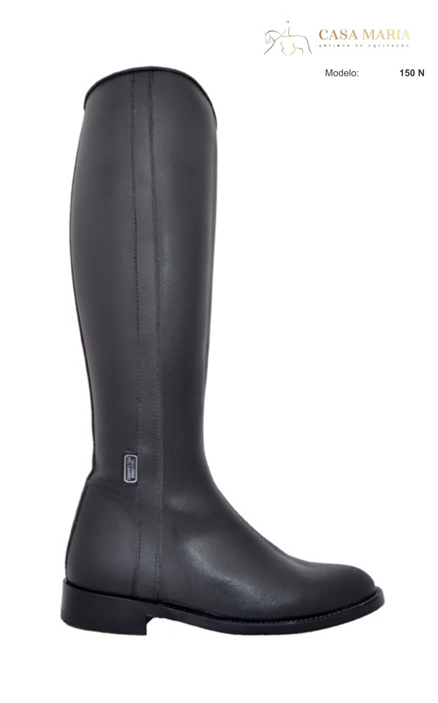 Bota preta estilo montaria com etiqueta lateral e sola preta