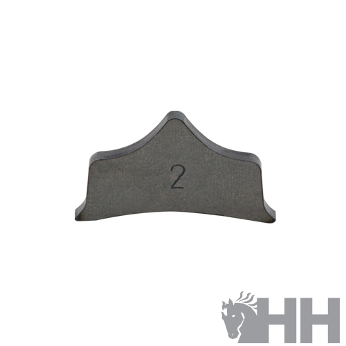 Peça metálica cinza escuro com número 2 e logótipo HH com cabeça de cavalo.