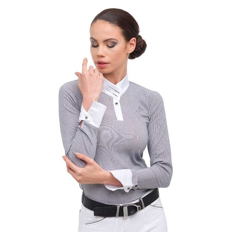 Modelo feminino com camisa cinza e gola branca, calças e cinto pretos