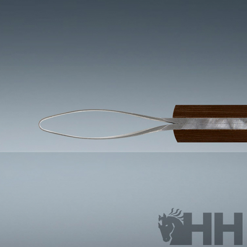 Cabo metálico em laço preso a peça de madeira castanha