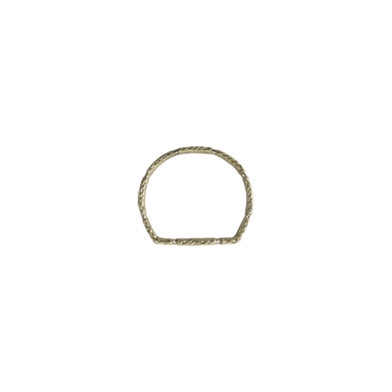 Anel dourado com textura gravada e formato aberto