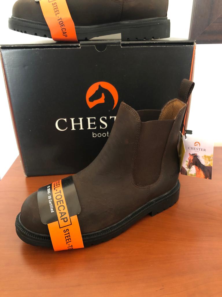 Botas Chelsea castanhas com sola preta e etiqueta steel toecap