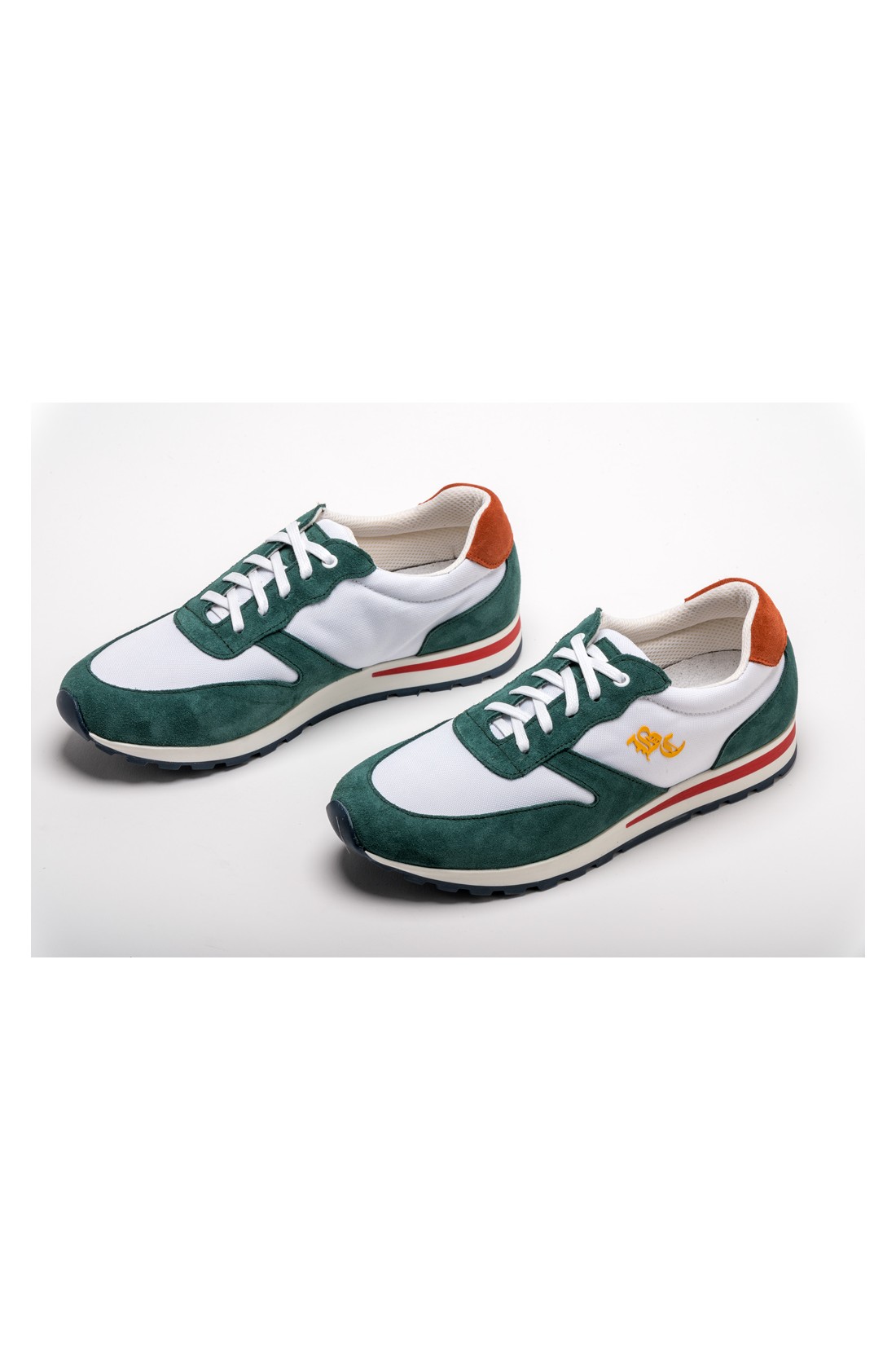 Par de sapatilhas desportivas branco e verde com detalhes castanhos.