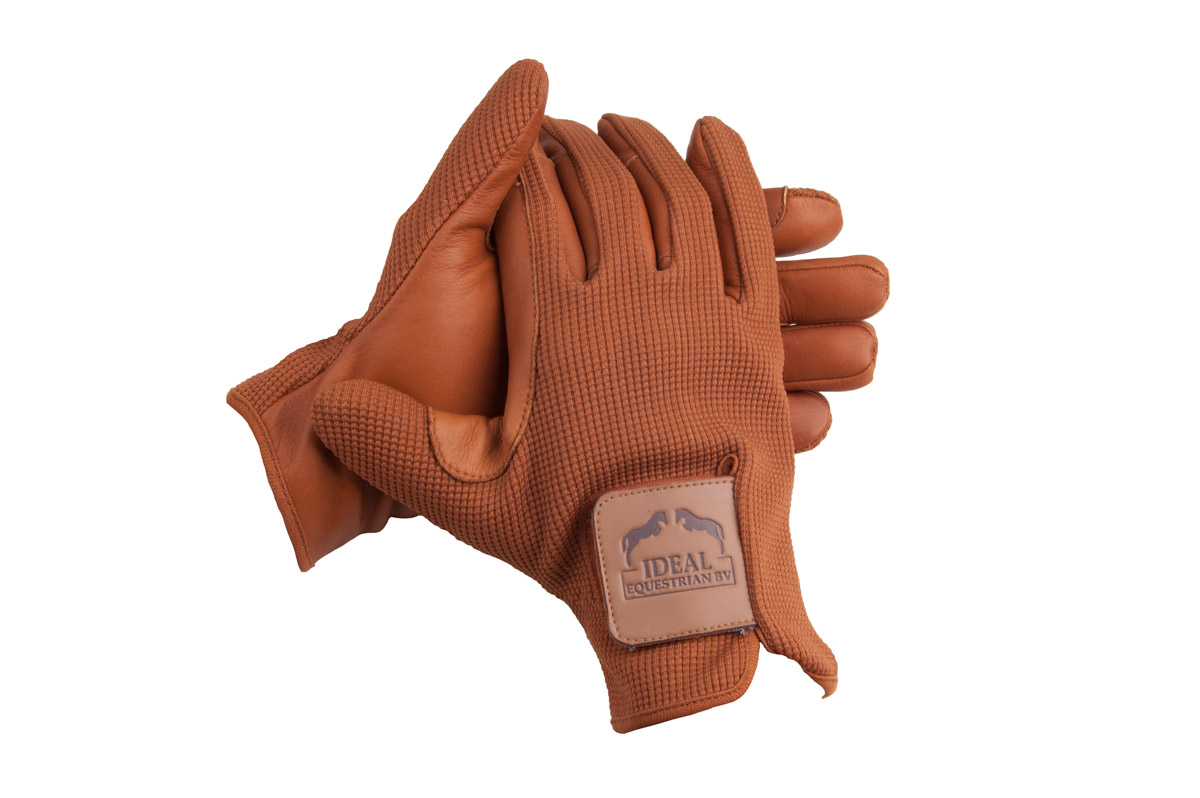 Par de luvas castanhas com palma em pele lisa e costas em tecido texturizado
