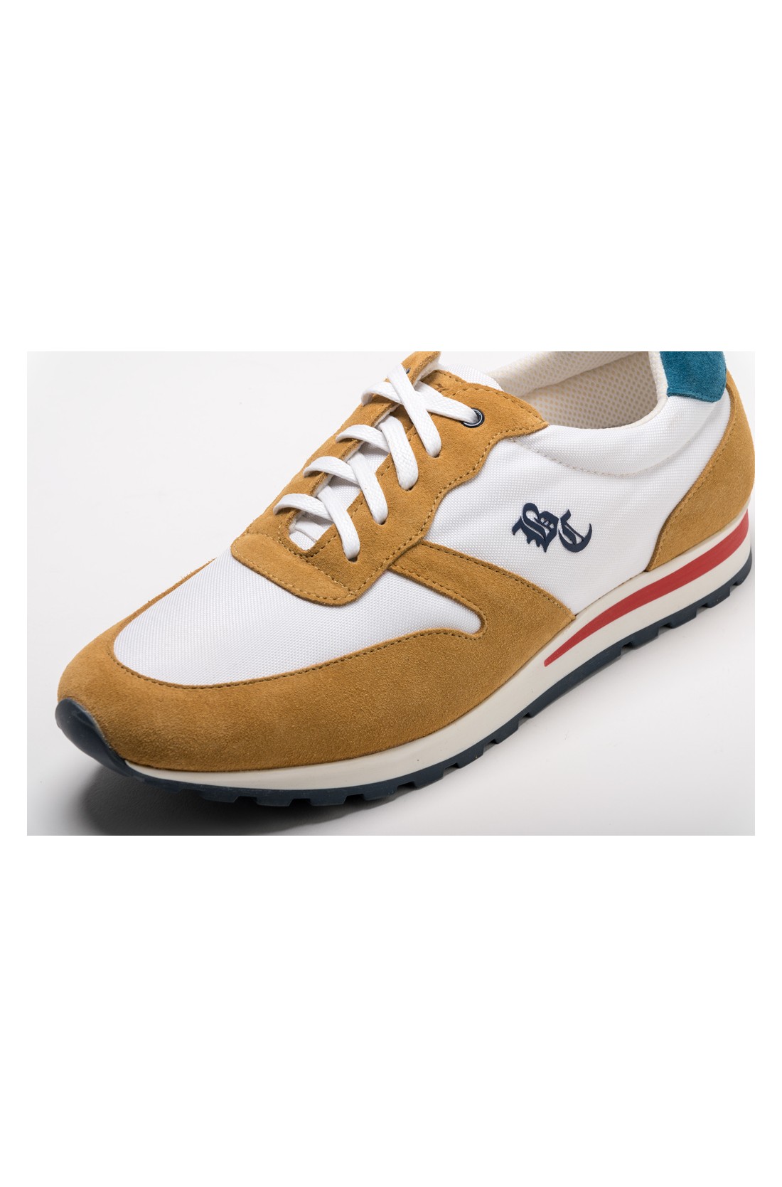 Ténis desportivo camurça castanha e branco com detalhes em azul e solado com risca vermelha.