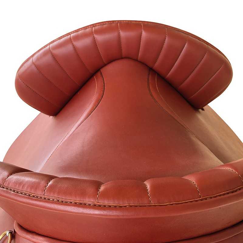 Sela de equitação em couro castanho com acabamentos acolchoados