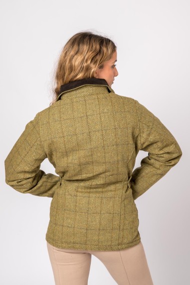 Mulher vista de costas a usar casaco verde xadrez com gola preta