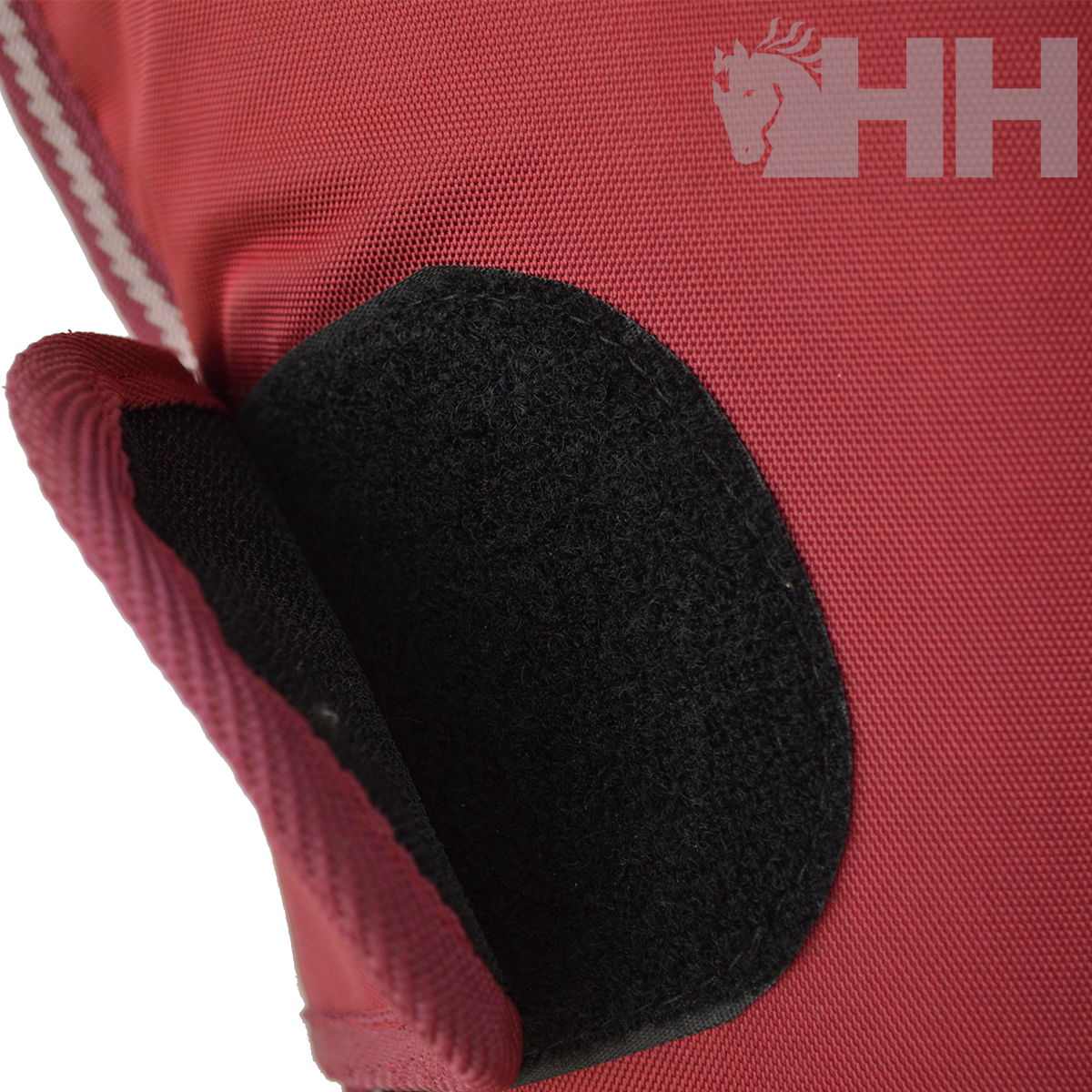 Manga vermelha com velcro preto e logotipo HH com cavalo