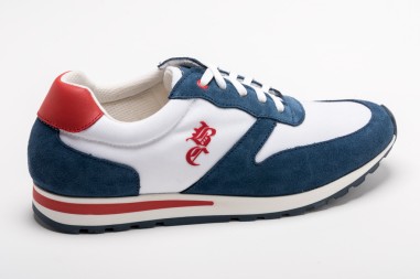 Tênis desportivo masculino branco, azul escuro e vermelho com sola multicolor