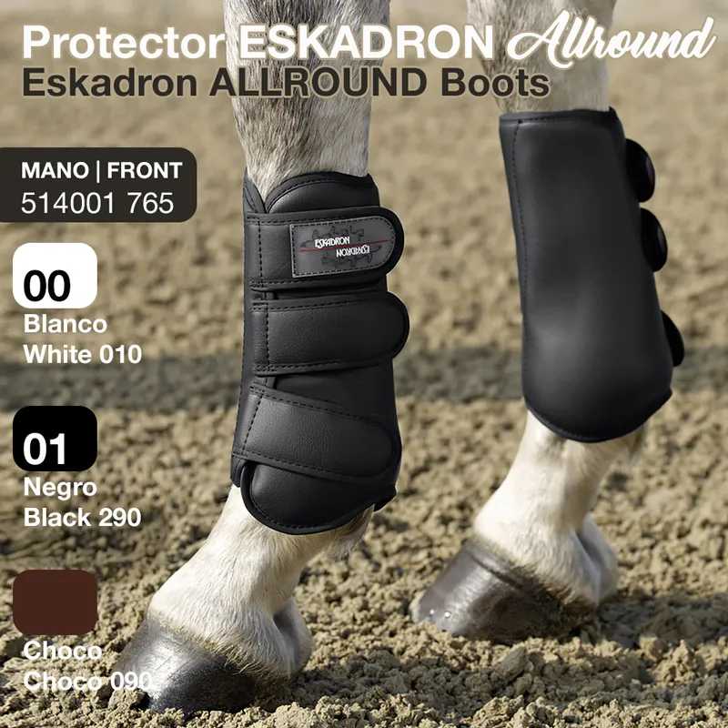 Botas protetoras ESKADRON Allround pretas em patas dianteiras de cavalo sobre solo arenoso