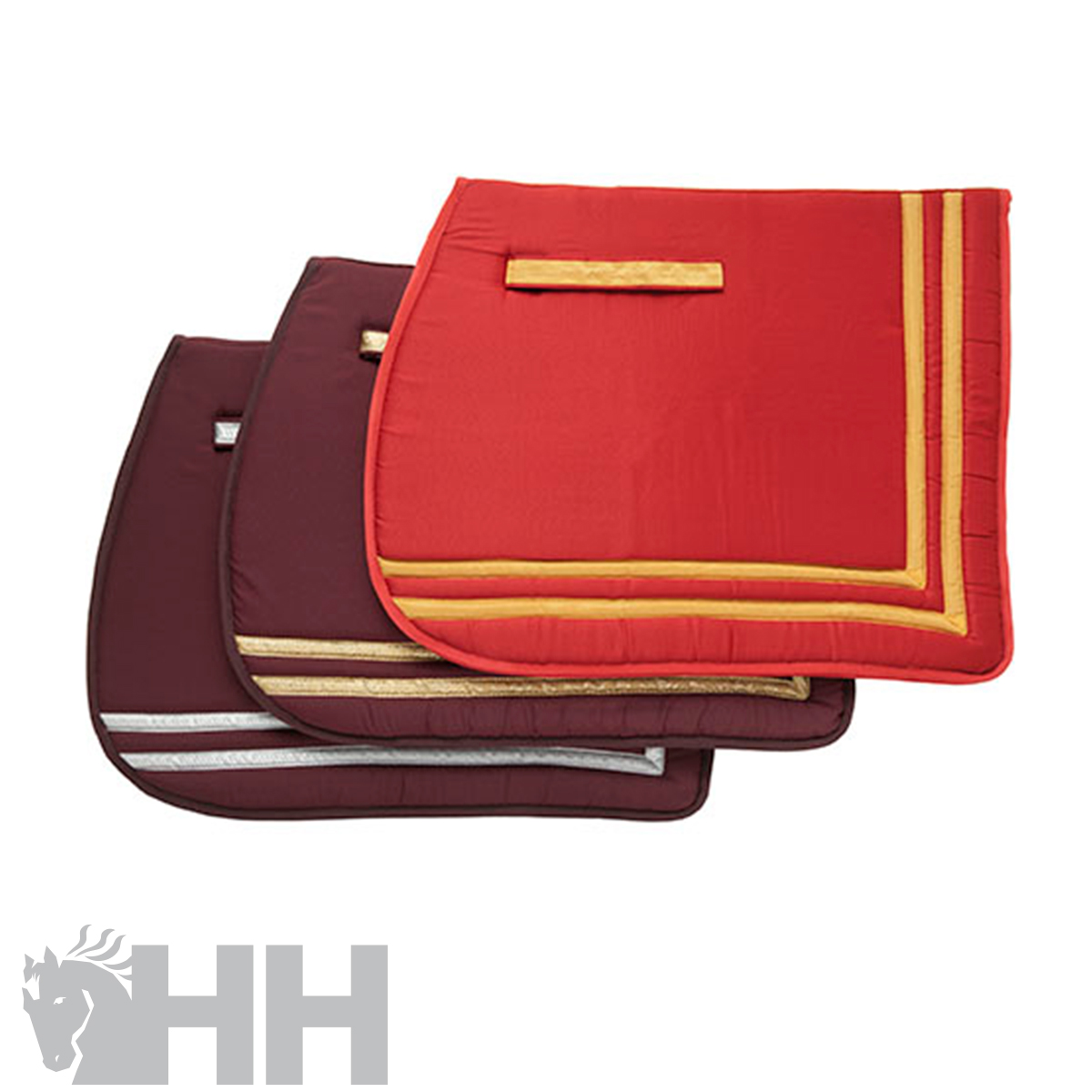 Três mantas para cavalo em vermelho, castanho e bordô com detalhes em amarelo e cinza