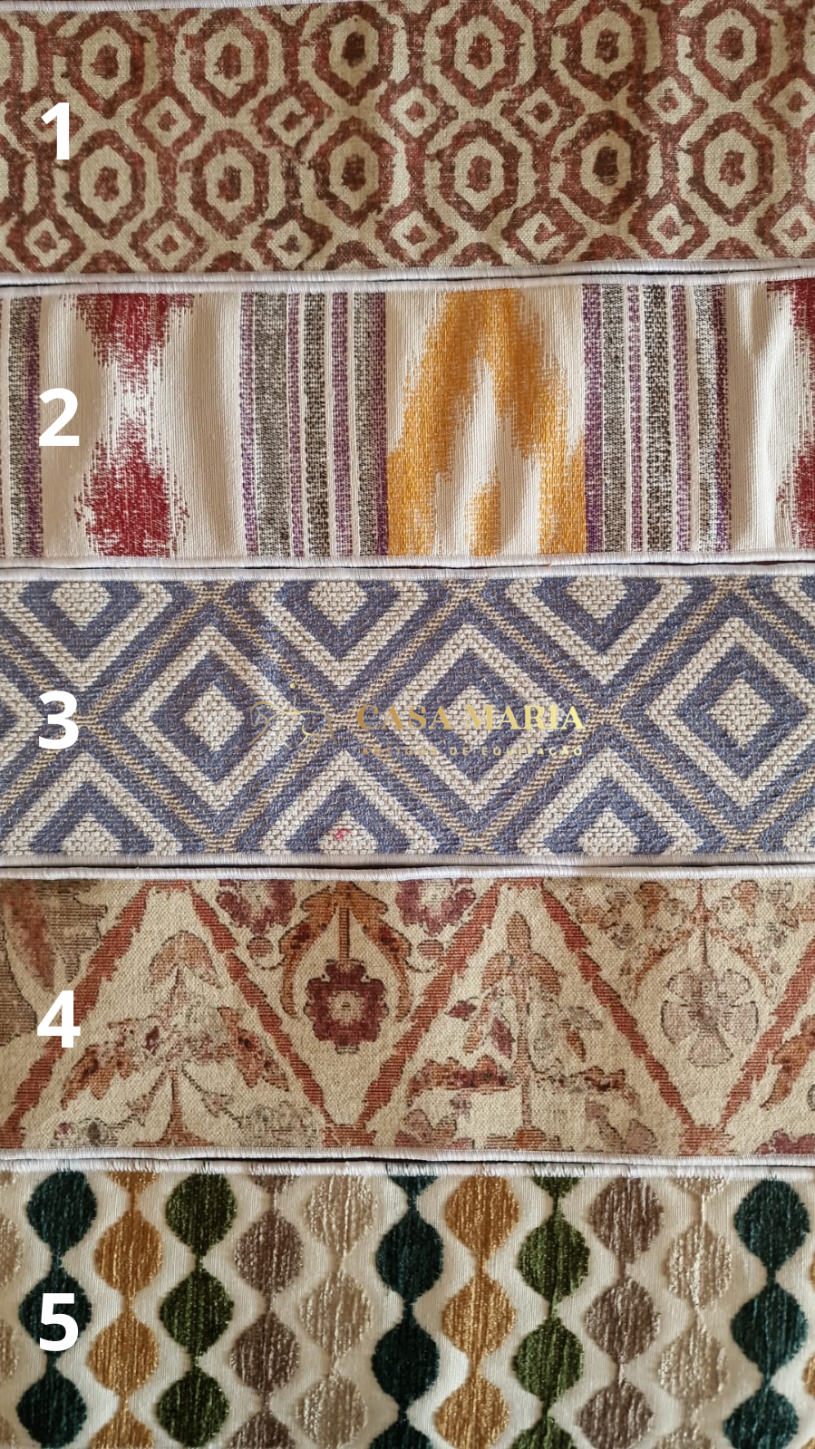 Cinco tecidos com padrões e cores variadas, numerados de 1 a 5, com texto 'CASA MARIA' no tecido 3.