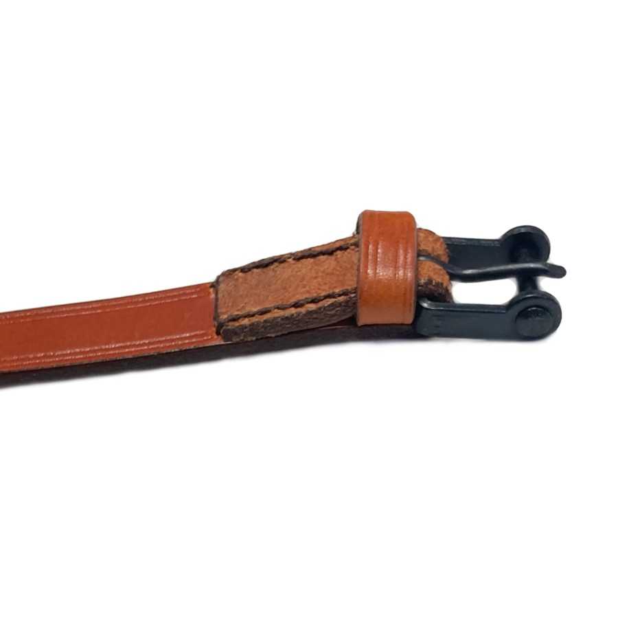 Correia de couro castanho com fivela preta de metal