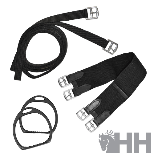 Conjunto de equipamentos equestres pretos incluindo correias com fivelas e estribos com logótipo