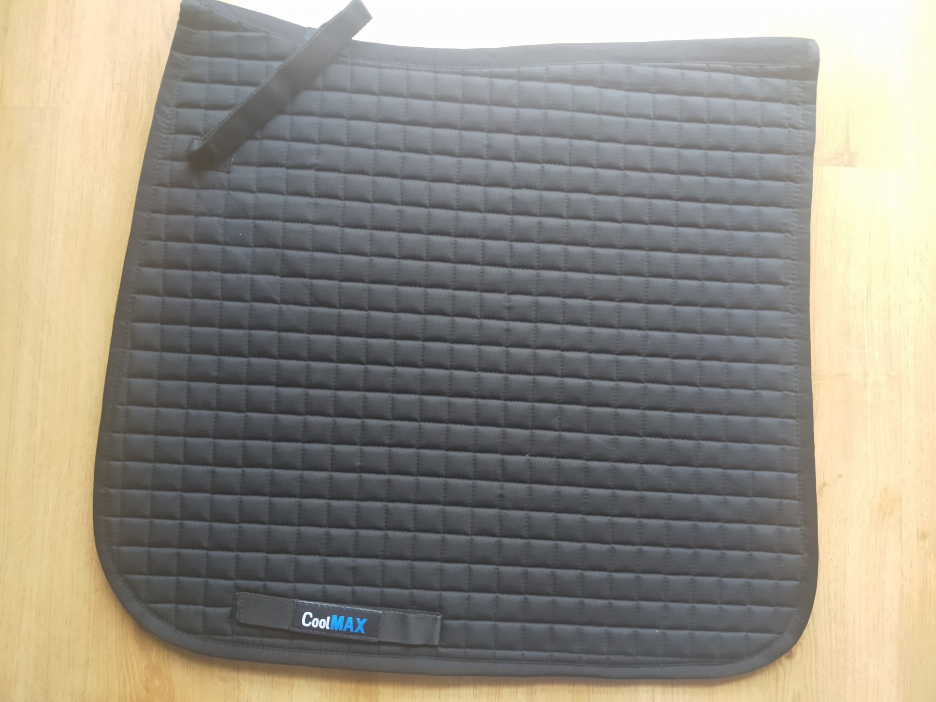 Tapete de sela preto acolchoado com etiqueta CostMAX