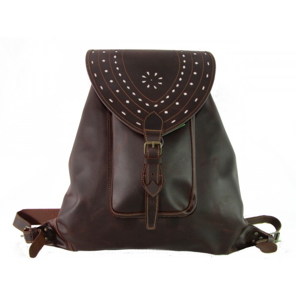 Mochila de pele castanha escura com fivela e decoração perfurada