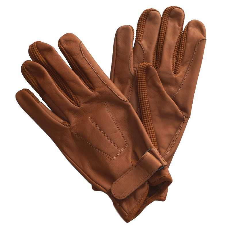 Par de luvas castanhas em pele com fecho ajustável no pulso