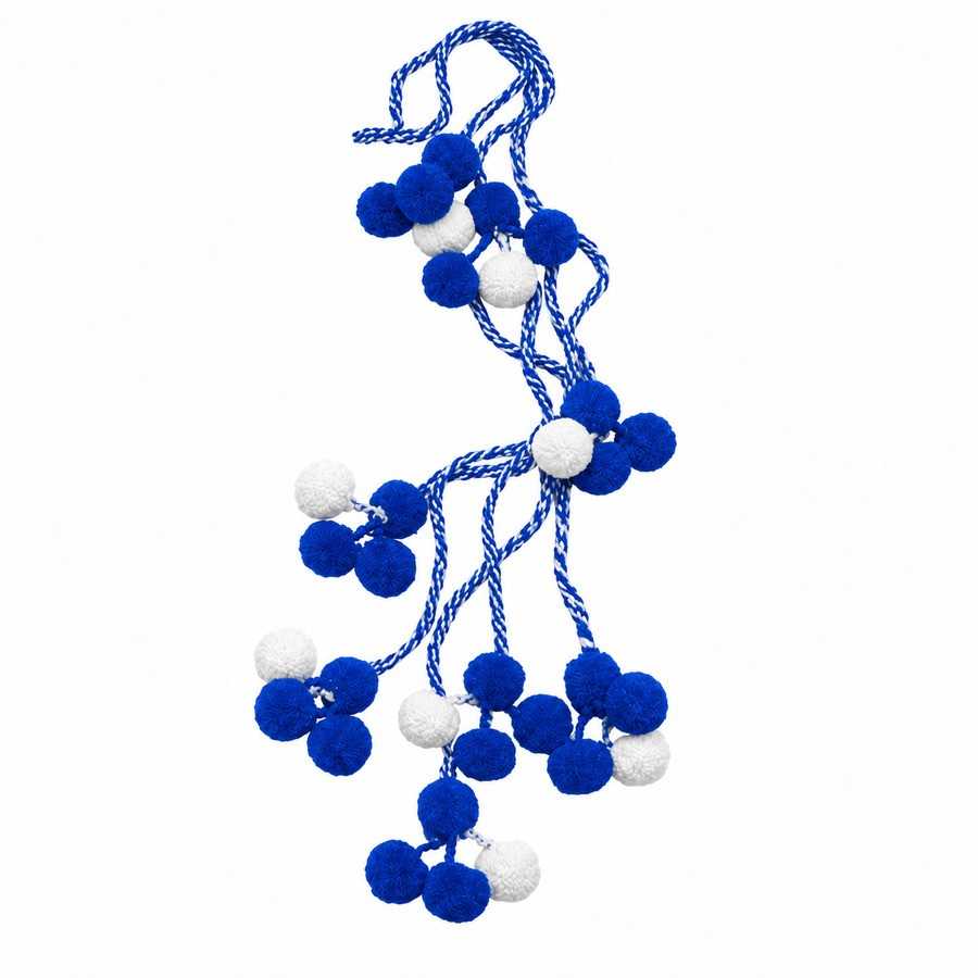 Cordão decorativo azul e branco com pompons