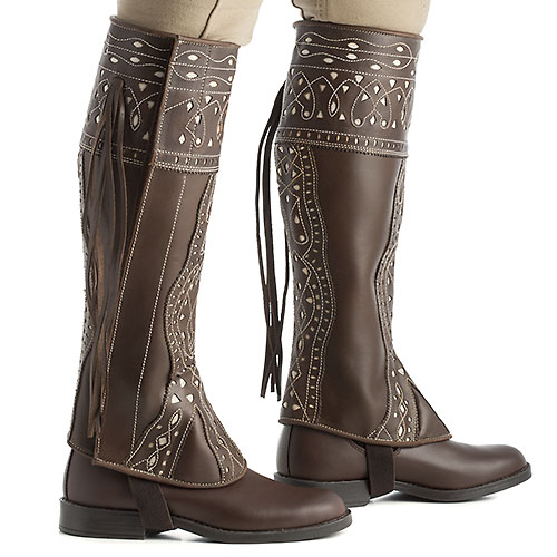 Botas castanhas em pele com padrão decorativo branco e atacadores na parte de trás