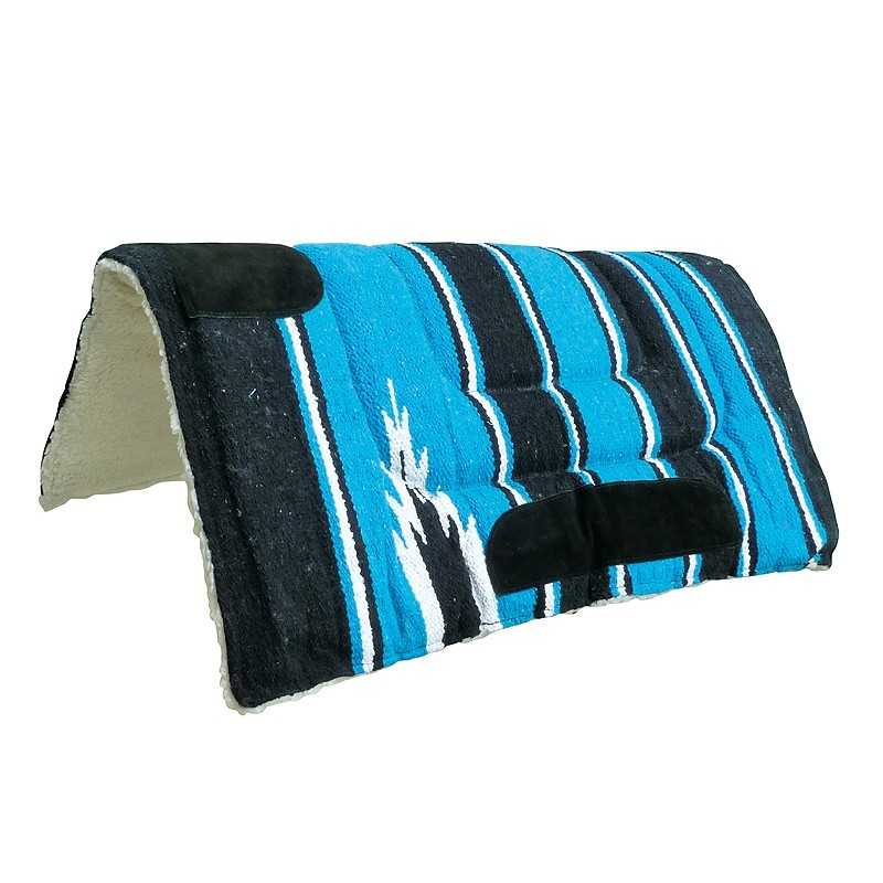 Almofada para sela dobrada em tecido azul, preto e branco com reforços pretos.