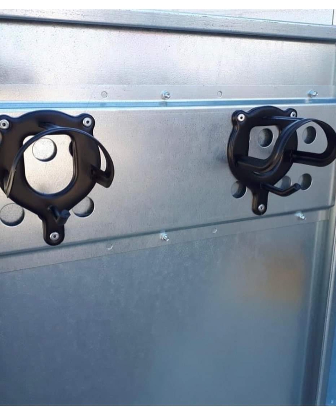 Base metálica com duas presilhas pretas fixadas