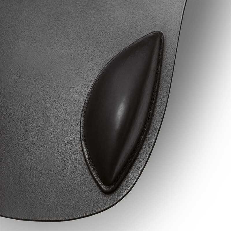 Peça de couro preta com almofada oval costurada