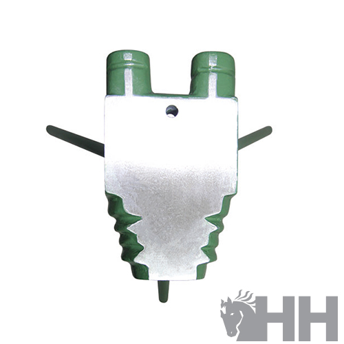 Conector metálico verde e prateado com três pinos e logótipo HH