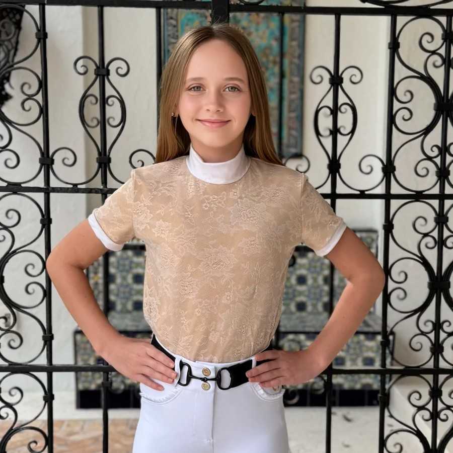 Camisola bege rendada com gola branca usada por menina com calças brancas e cinto preto