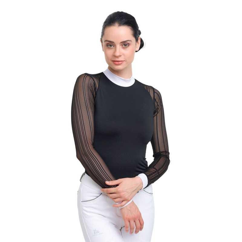 Camisola preta com mangas longas transparentes com riscas e gola branca.